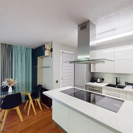 Cozy With Balcony - 5 Min To The