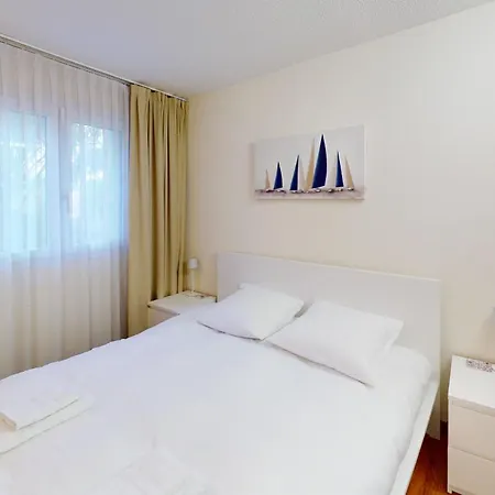 شقة Cozy With Balcony - 5 Min To The