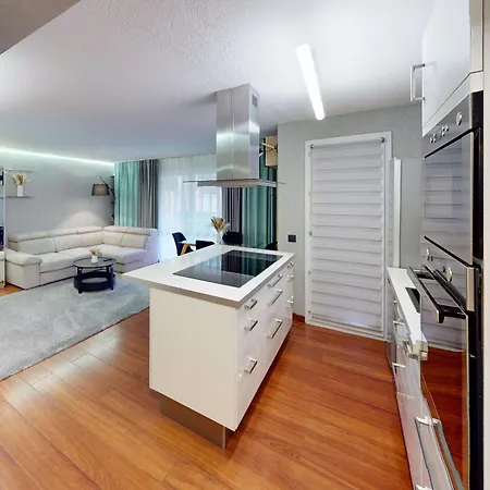 Cozy With Balcony - 5 Min To The 公寓 *