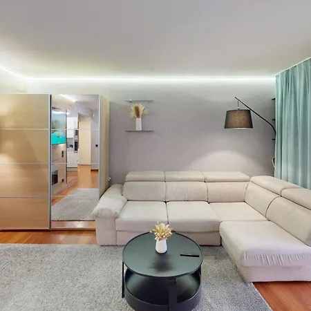 Cozy With Balcony - 5 Min To The Апартаменты